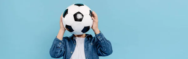 Plano Panorámico Niño Oscureciendo Cara Con Fútbol Aislado Azul — Foto de Stock