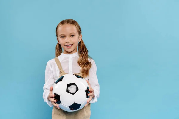 Usmívající Roztomilé Dítě Dívá Kameru Drží Fotbal Izolované Modré — Stock fotografie