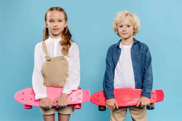 Bambini Sorridenti Carini Guardando Fotocamera Tenendo Penny Board Isolato Blu — Foto Stock