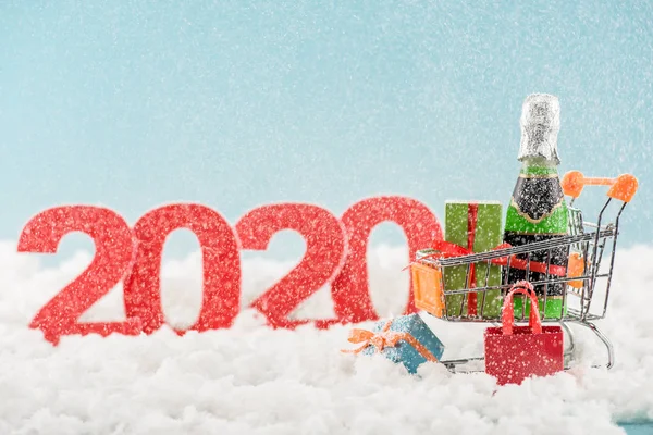 Zahlen 2020 Flasche Champagner Und Weihnachtsgeschenke Warenkorb — Stockfoto