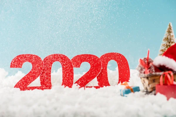 Селективное Внимание Номера 2020 Плетеные Сани Елкой Подарочные Коробки Сумки — стоковое фото
