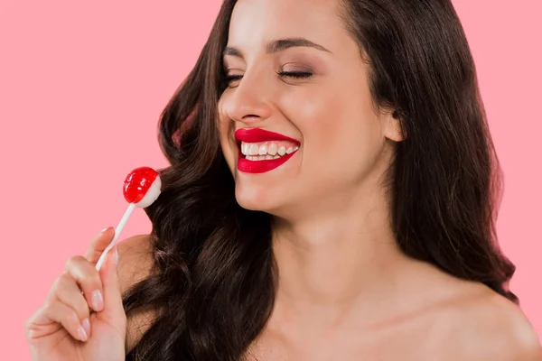 Alegre Chica Mirando Dulce Lollipop Aislado Rosa — Foto de Stock