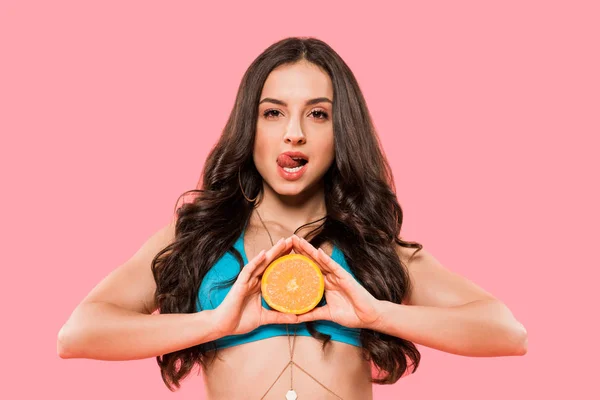 Sexy Chica Sobresaliendo Lengua Sosteniendo Mitad Naranja Aislado Rosa — Foto de Stock
