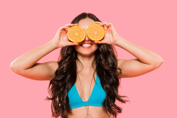 Mujer Alegre Cubriendo Cara Mientras Sostiene Naranjas Aisladas Rosa — Foto de Stock