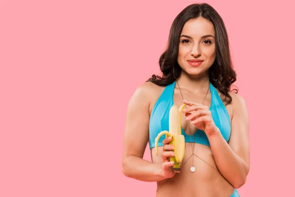 Feliz Jovem Mulher Descascando Banana Isolado Rosa — Fotografia de Stock