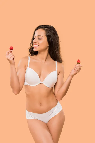 Mujer Feliz Ropa Interior Blanca Sosteniendo Fresas Rojas Aisladas Beige —  Fotos de Stock