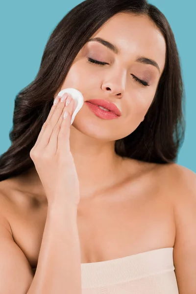 Mulher Atraente Segurando Almofada Algodão Perto Rosto Limpo Isolado Azul — Fotografia de Stock