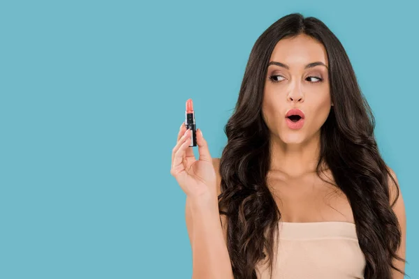 Aantrekkelijk Verrast Vrouw Kijken Naar Lippenstift Geïsoleerd Blauw — Stockfoto