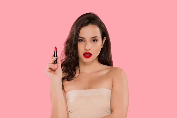 Mulher Atraente Com Lábios Vermelhos Segurando Batom Isolado Rosa — Fotografia de Stock