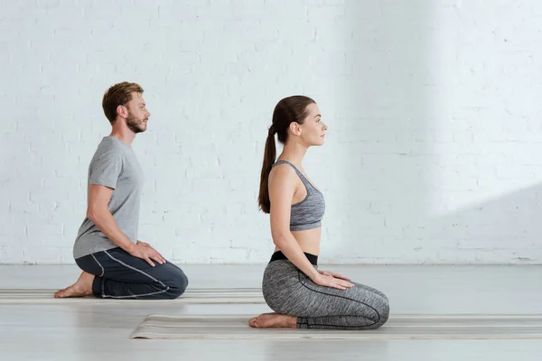 Vista Laterale Giovane Uomo Donna Che Praticano Yoga Posa Fulmine — Foto Stock