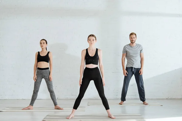 Giovani Uomini Donne Che Praticano Yoga Posa Stella — Foto Stock