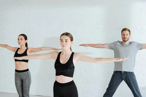 Hombres Mujeres Jóvenes Practicando Yoga Pose Brazo Abierto Montaña — Foto de Stock