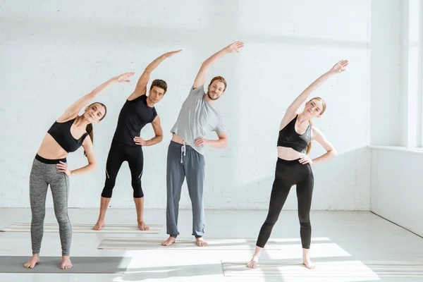 Jóvenes Ropa Deportiva Haciendo Inclinación Lateral Pose Montaña Con Mano — Foto de Stock