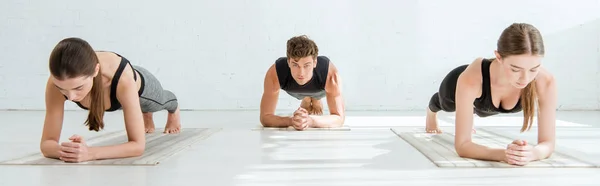 Panoramisch Schot Van Jonge Vrouwen Man Praktiserend Yoga Onderarm Plankpose — Stockfoto