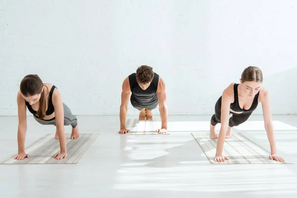 Mujeres Jóvenes Hombres Practicando Yoga Pose Tablón — Foto de Stock