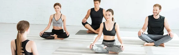Plano Panorámico Cinco Jóvenes Practicando Yoga Pose Medio Loto — Foto de Stock