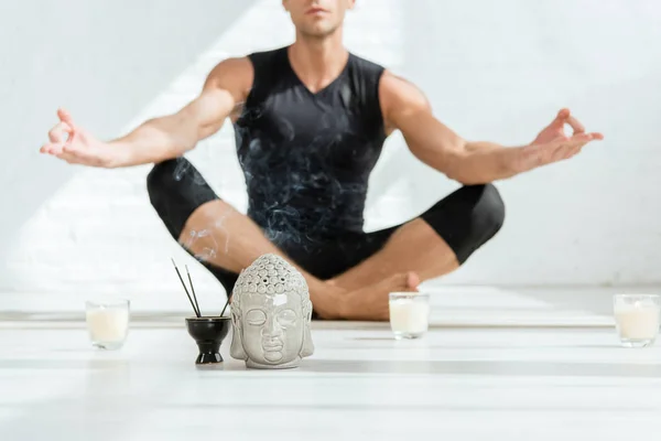 Selectieve Focus Van Jonge Man Beoefenen Van Yoga Helft Lotus — Stockfoto