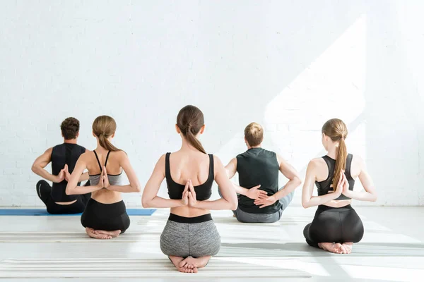 Vista Posterior Hombres Mujeres Jóvenes Meditando Pose Rayo Con Las — Foto de Stock