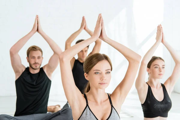 Jóvenes Ropa Deportiva Practicando Yoga Con Las Manos Levantadas Oración —  Fotos de Stock