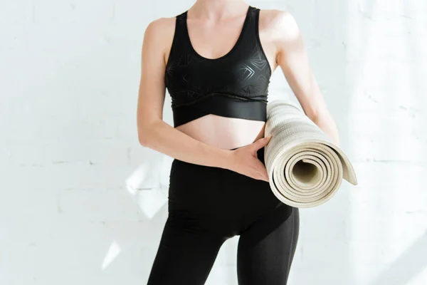 Cropped View Woman Sportswear Holding Yoga Mat — Stock Photo, Image