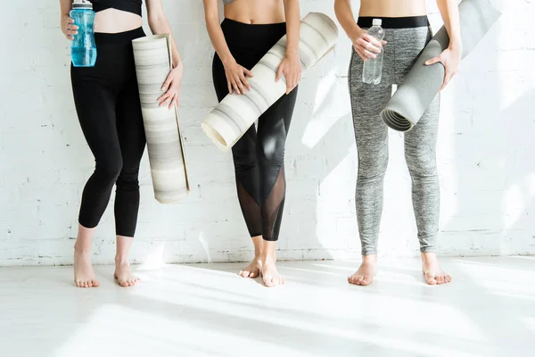 Vista Recortada Tres Mujeres Jóvenes Sosteniendo Esteras Yoga Botellas Con —  Fotos de Stock