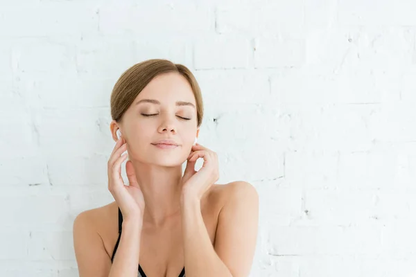 Lächelnde Sportlerin Die Mit Geschlossenen Augen Musik Kopfhörer Hört — Stockfoto