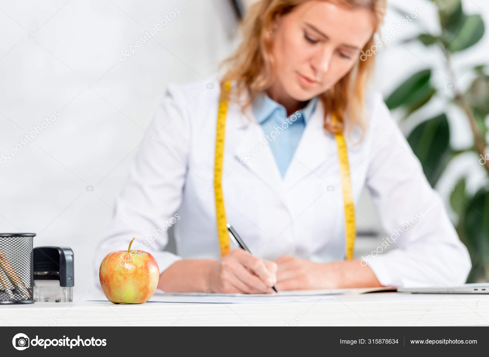 Apel Di Atas Meja Stok Foto Dan Gambar Bebas Royalti