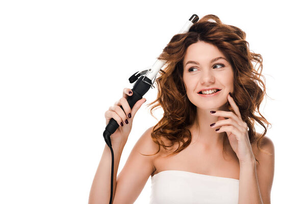 веселая девушка трогательное лицо и керлинг волосы изолированы на белом
 