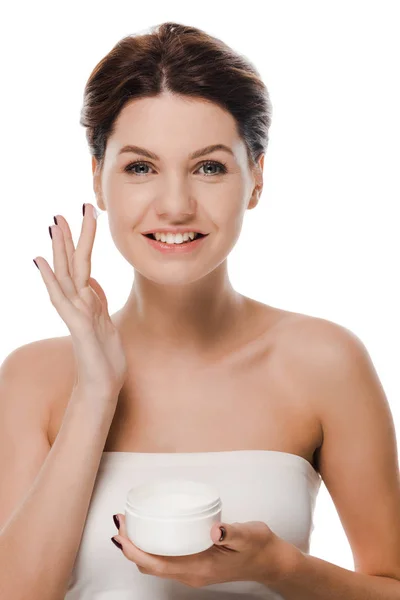 一个快乐的女人 手指上戴着面霜 看着被白色隔离的相机 — 图库照片