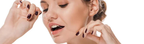 Plano Panorámico Mujer Atractiva Dientes Hilo Dental Aislados Blanco — Foto de Stock