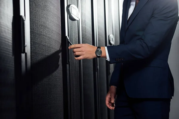 Beskärd Bild Affärsman Kostym Stående Datacenter — Stockfoto