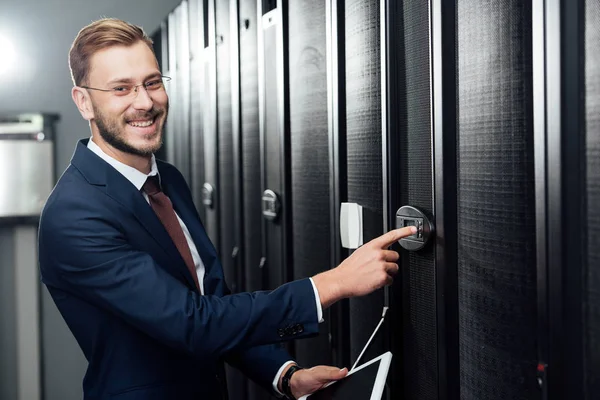 Selectieve Focus Van Gelukkige Zakenman Glazen Met Digitale Tablet Wijzend — Stockfoto