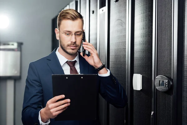 Handsome Businessman Talking Smartphone While Looking Clipboard Server Room — Stock Photo, Image