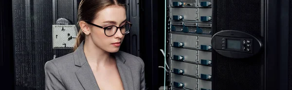 Panoramabild Attraktiv Affärskvinna Glasögon Nära Serverställ Datacenter — Stockfoto