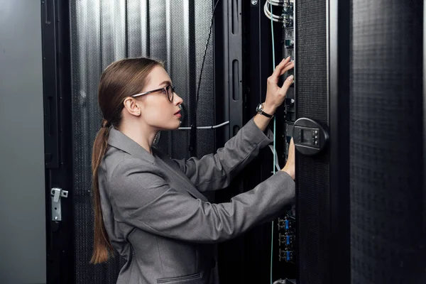 Affärskvinna Glasögon Tittar Serverställ Datacenter — Stockfoto
