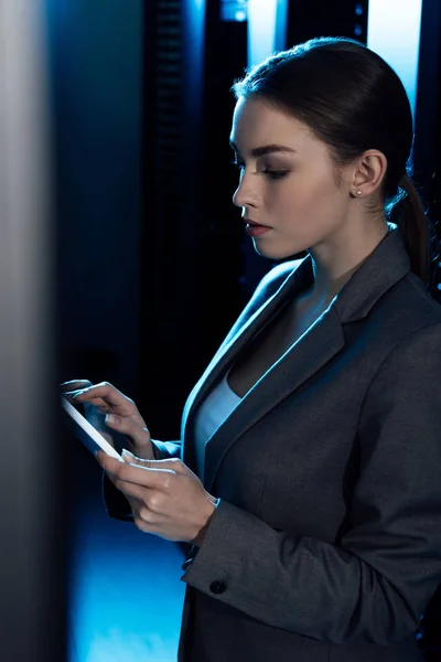 Selective Focus Businesswoman Formal Wear Using Digital Tablet Data Center — Stock Photo, Image