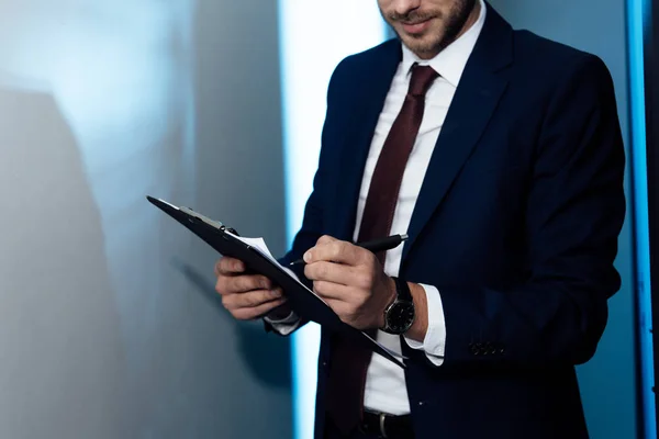 Cropped View Bearded Businessman Holding Pen Clipboard Data Center — Stock Photo, Image