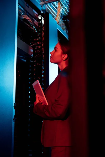 Enfoque Selectivo Atractiva Mujer Negocios Mirando Rack Del Servidor Celebración — Foto de Stock