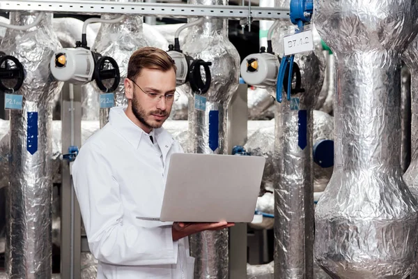 Schöner Bärtiger Ingenieur Weißen Mantel Mit Laptop — Stockfoto