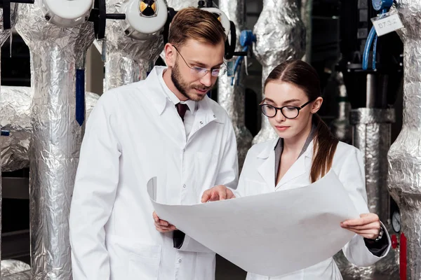 Ingenieros Gafas Mirando Proyecto Cerca Del Sistema Compresor Aire — Foto de Stock