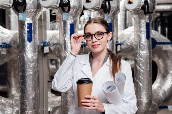 Ingeniero Alegre Bata Blanca Vasos Que Sostienen Planos Taza Papel — Foto de Stock