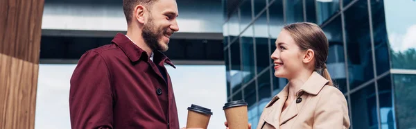 Plano Panorámico Mujer Atractiva Mirando Hombre Guapo Con Café Para — Foto de Stock