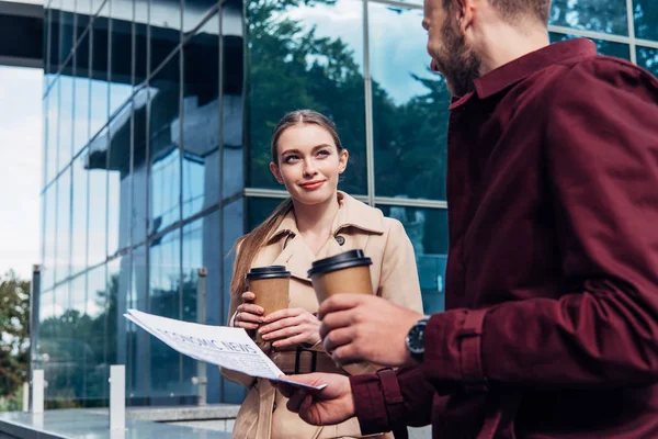 Enfoque Selectivo Mujer Mirando Hombre Con Periódico Café Para — Foto de Stock