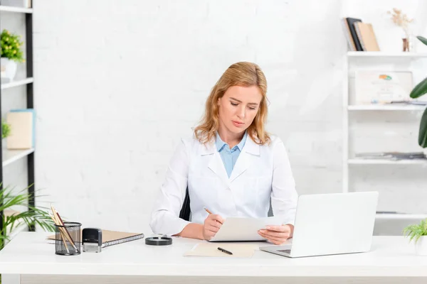 Aantrekkelijke Voedingsdeskundige Zitten Aan Tafel Schrijven Papier Kliniek — Stockfoto