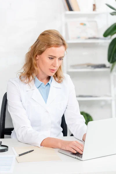 Attractive Nutritionist Sitting Table Using Laptop Clinic — Stock Photo, Image