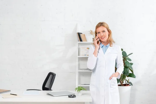 Çekici Diyetisyen Cepleri Dolu Klinikte Akıllı Telefonla Konuşuyor — Stok fotoğraf