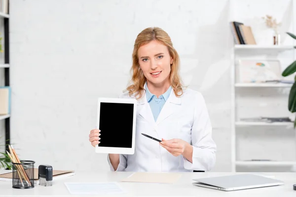 Nutricionista Sonriente Apuntando Con Pluma Tableta Digital Clínica — Foto de Stock