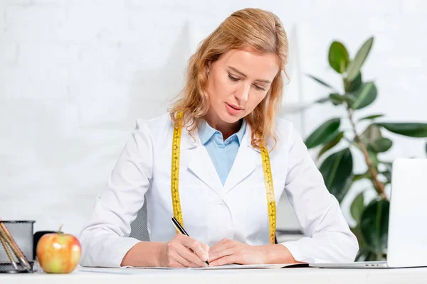 Attractive Nutritionist Sitting Table Writing Clinic — Stock Photo, Image