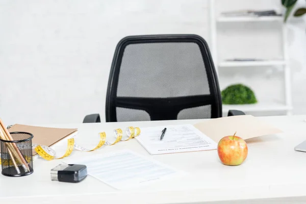 Apfel Schreibwaren Dokumente Und Maßband Auf Holztisch Klinik — Stockfoto