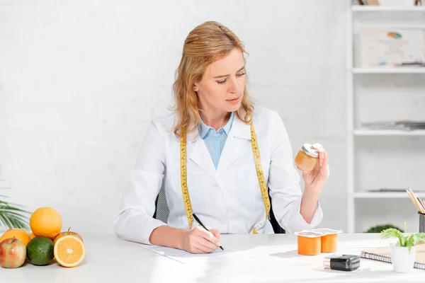 Aantrekkelijke Voedingsdeskundige Zitten Aan Tafel Houden Fles Kliniek — Stockfoto